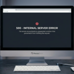 Um monitor de computador moderno exibindo uma mensagem nítida de '500 - INTERNAL SERVER ERROR' em um fundo escuro, com uma chave inglesa sobre a mesa, representando a necessidade de reparo técnico.